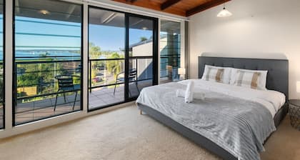 Costal 4BR Ormiston Home w/ Pool & Wide Sea Views