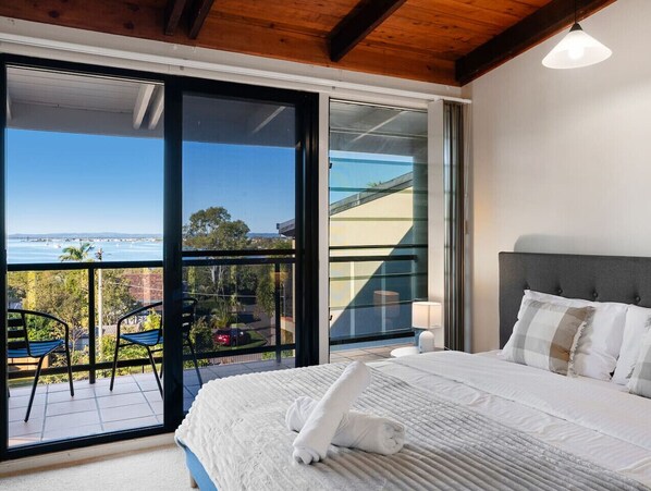 4 bedrooms, desk, iron/ironing board, WiFi