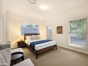 4 bedrooms, iron/ironing board, WiFi