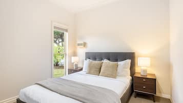 4 bedrooms, desk, iron/ironing board, WiFi