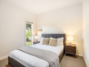 4 slaapkamers, een bureau, een strijkplank/strijkijzer, wifi