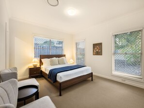 4 slaapkamers, een bureau, een strijkplank/strijkijzer, wifi