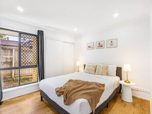 4 室のベッドルーム、デスク、アイロン / アイロン台、WiFi