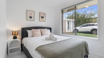 4 bedrooms, iron/ironing board, WiFi, bed sheets