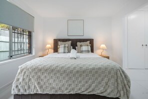 4 bedrooms, iron/ironing board, WiFi, bed sheets