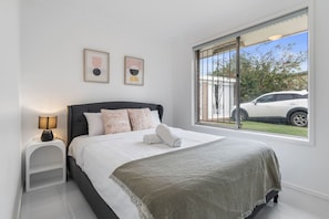 4 bedrooms, iron/ironing board, WiFi, bed sheets