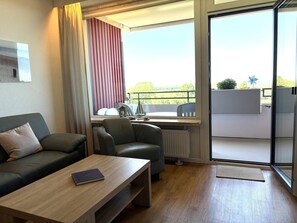 Tv, ett bordtennisbord, böcker och en stereo