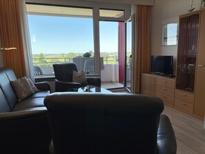 Tv, bordtennisbord, stereoanlæg