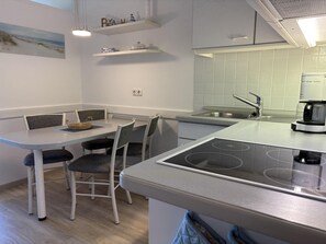 Frigorífico, horno, placa de cocina y cafetera o tetera