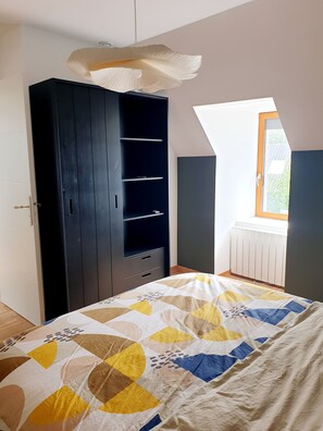 4 bedrooms, travel crib, WiFi, bed sheets
