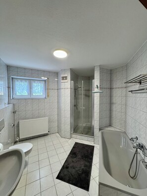 Dusche, Haartrockner, Handtücher, Seife