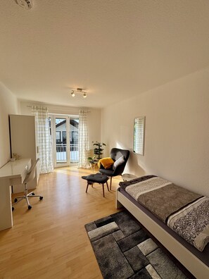 3 Schlafzimmer, Schreibtisch, Bügeleisen/Bügelbrett, Reisekinderbett