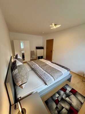3 Schlafzimmer, Schreibtisch, Bügeleisen/Bügelbrett, Reisekinderbett
