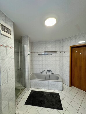 Douche, sĂšche-cheveux, serviettes fournies, savon