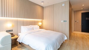 A modern hotel room with a large bed, bedside tables, and a wooden panel wall. - HOUNDHOTELDAEGUHYUKSIN (Daegu)