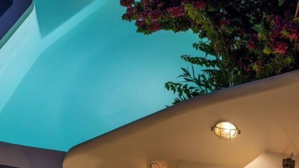 Un bâtiment moderne doté d’une façade incurvée et d’un balcon.