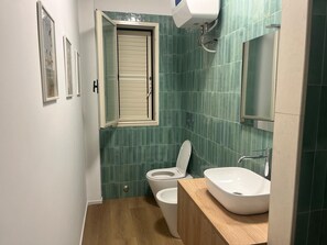 Dusche, Haartrockner, Bidet, Handtücher