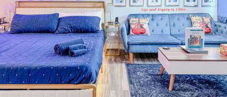 1 chambre, bureau, fer et planche à repasser, lit parapluie