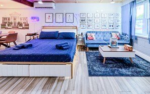 1 habitación, escritorio, tabla de planchar con plancha y cuna de viaje