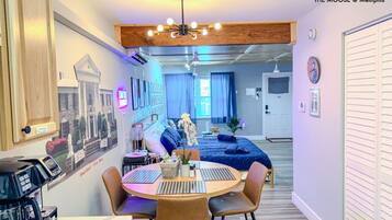 1 habitación, escritorio, tabla de planchar con plancha y cuna de viaje