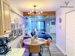 1 habitación, escritorio, tabla de planchar con plancha y cuna de viaje