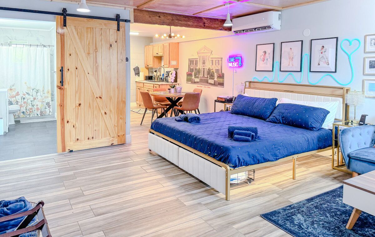 1 habitación, escritorio, tabla de planchar con plancha y cuna de viaje 