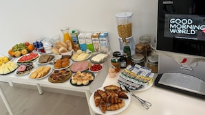 A breakfast buffet with various food items and beverages. - Vila Darte Alojamento Local (Vila de Rei)
