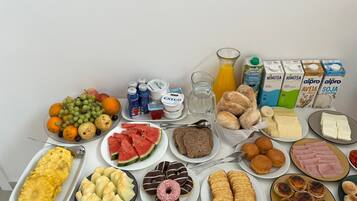 Un bufé de desayuno con diversas opciones de comida y bebidas.