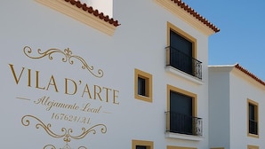 A building with the name "VILA D'ARTE" and the address "167624/11". - Vila Darte Alojamento Local (Vila de Rei)