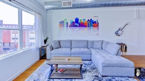 Smart TV, books - Modern Spacious Loft in Downtown w/ free parking (Memphis)