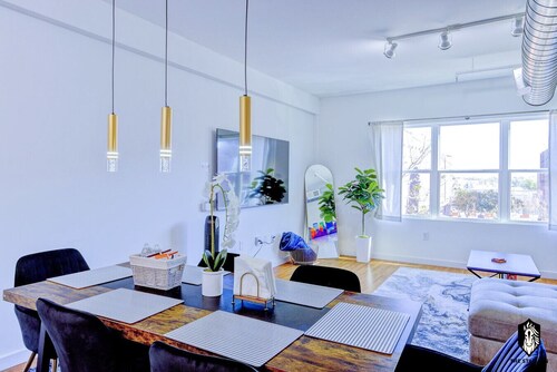 Modern Spacious Loft in Downtown w/ free parking
