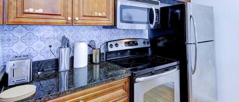 Kühlschrank, Mikrowelle, Ofen, Herdplatte