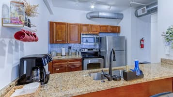 冰箱、微波炉、烤箱、炉灶