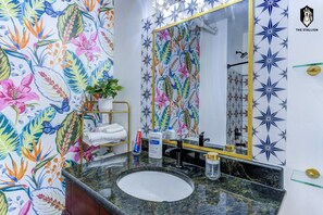 Een haardroger, handdoeken