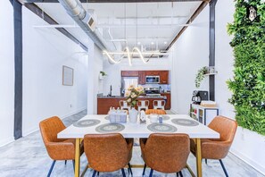 Dining - BRAND NEW Modern Spacious Loft in Downtown with free parking (Memphis)