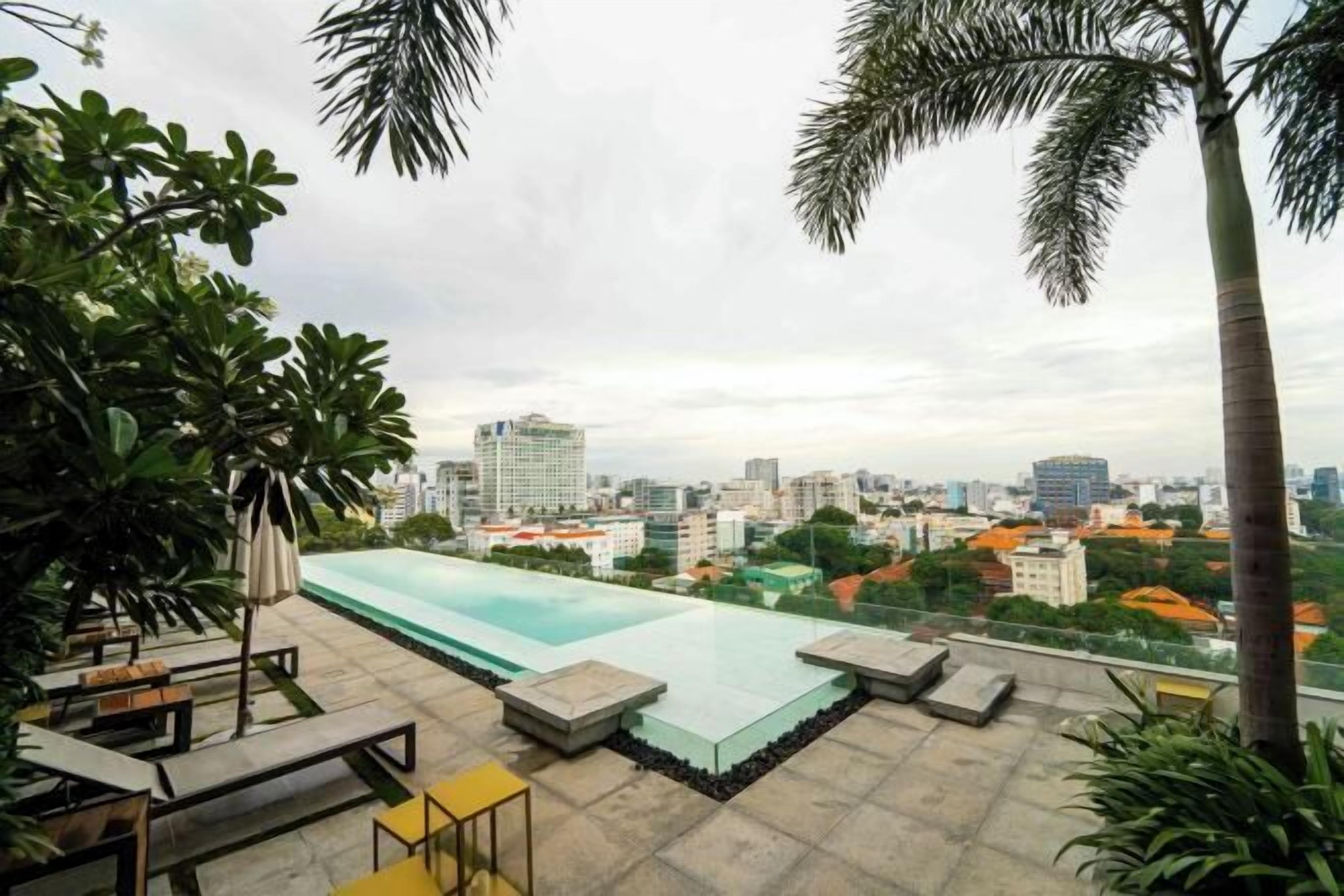 Hypo-allergenic bedding, free minibar, desk, soundproofing