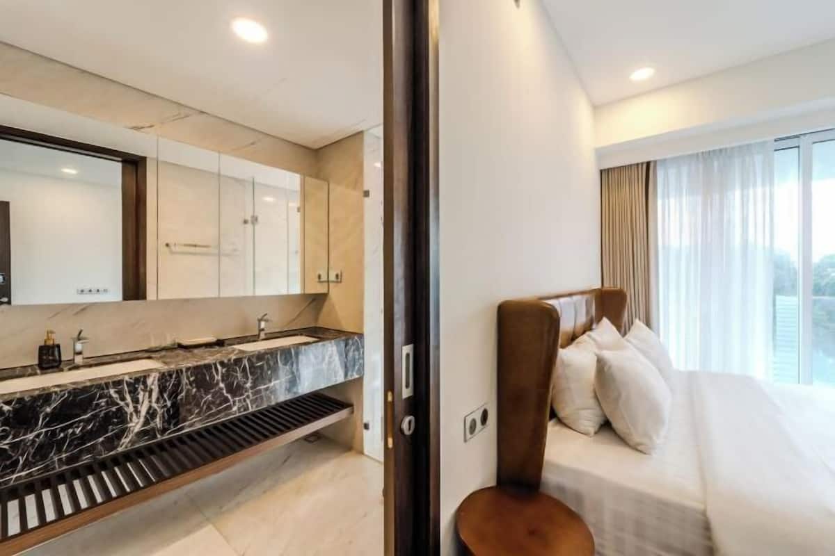 Hypo-allergenic bedding, free minibar, desk, soundproofing