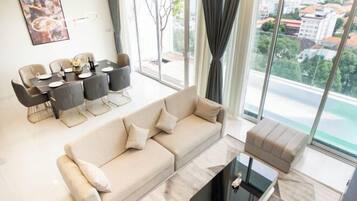 Hypo-allergenic bedding, free minibar, desk, soundproofing