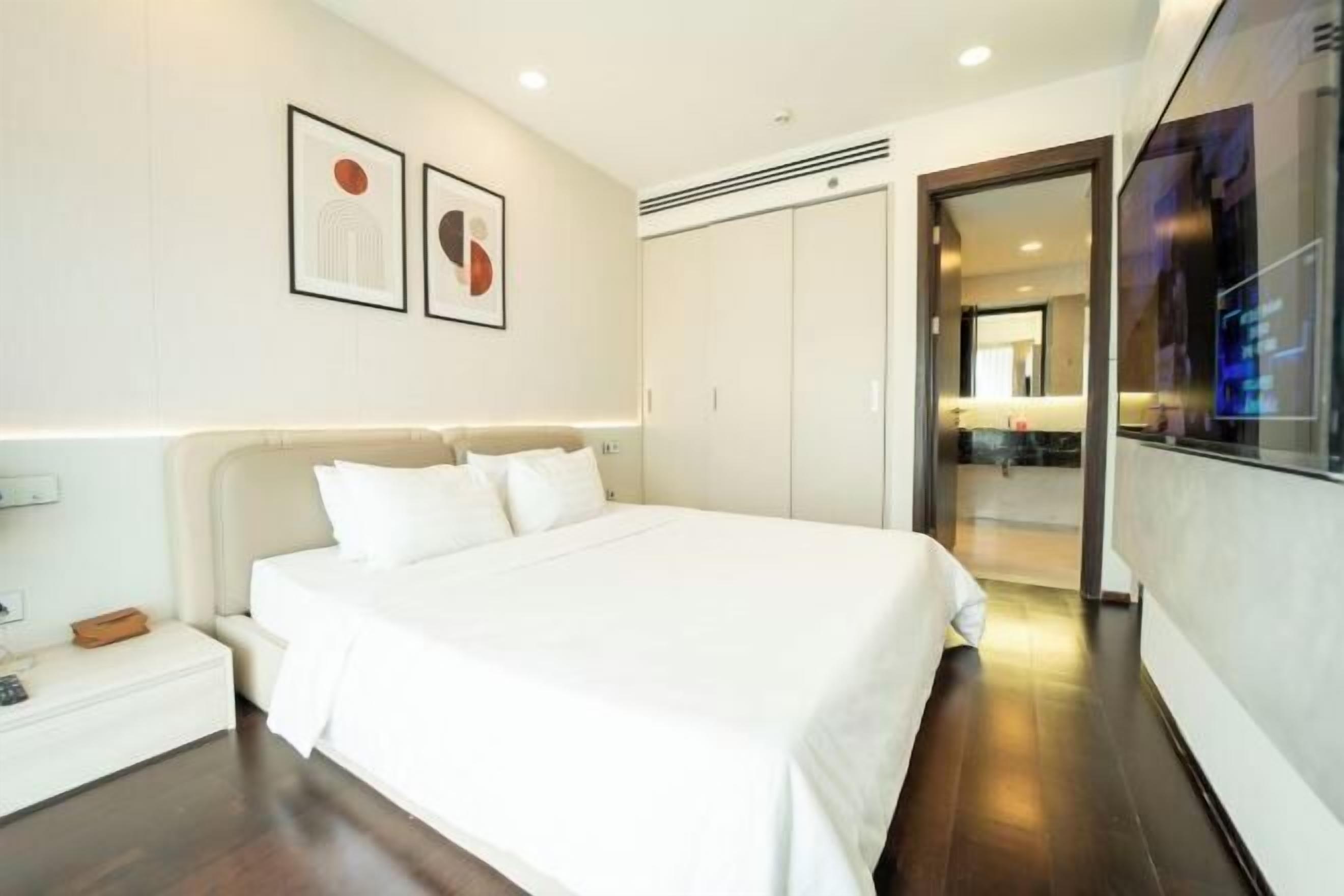 Seprai antialergi, minibar gratis, meja kerja, dan kedap suara