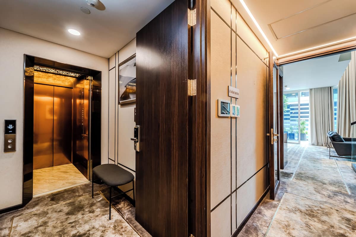 Tripla Deluxe, balcone, vista città | Biancheria da letto ipoallergenica, minibar con snack e bevande gratuite