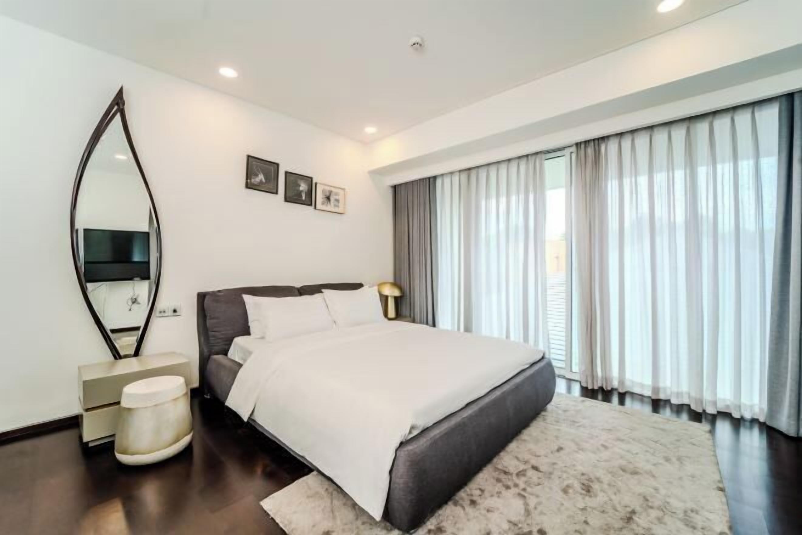 Seprai antialergi, minibar gratis, meja kerja, dan kedap suara