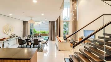 Hypo-allergenic bedding, free minibar, desk, soundproofing