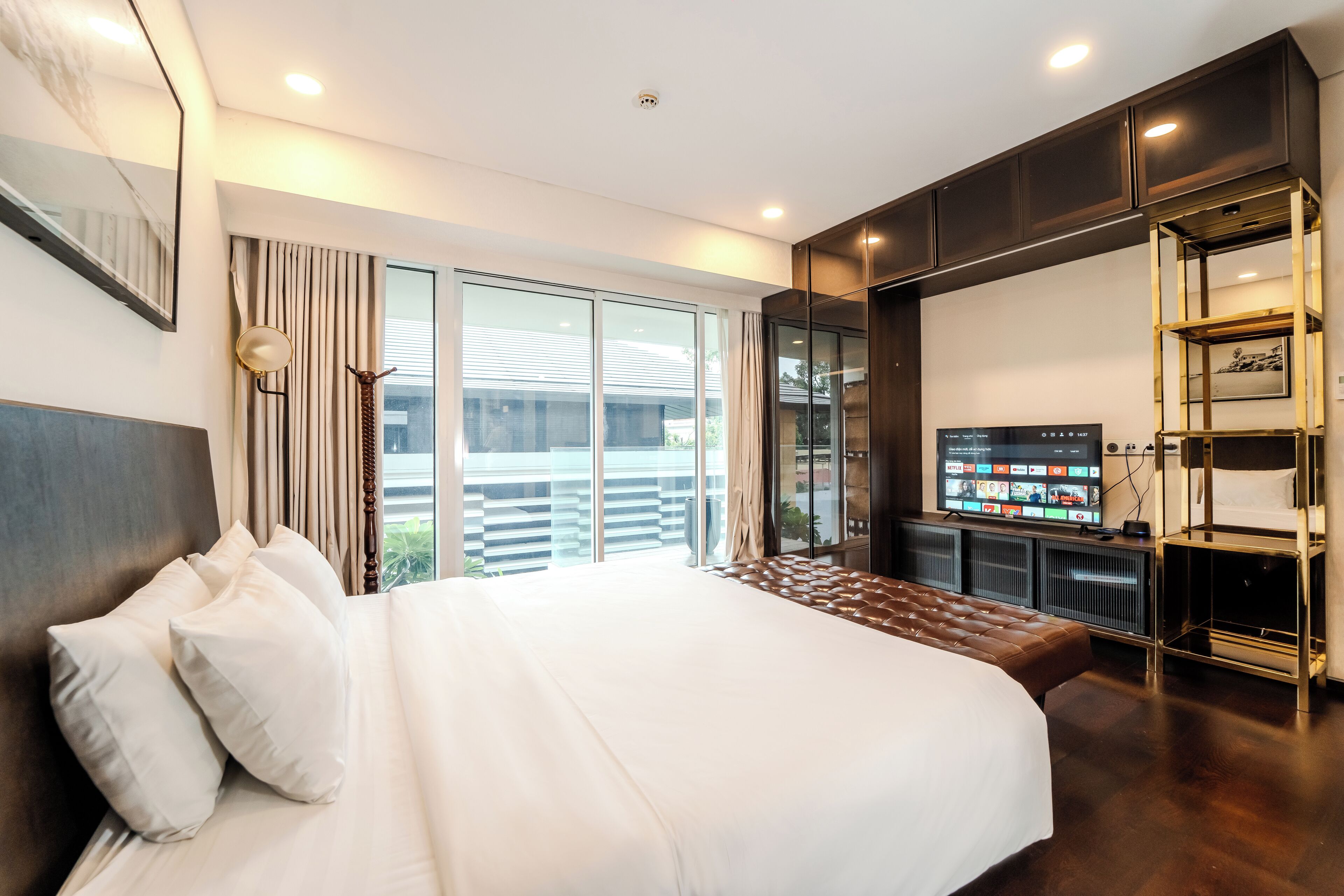 Kamar Triple Deluks, balkon, pemandangan kota | Seprai antialergi, minibar gratis, meja kerja, dan kedap suara