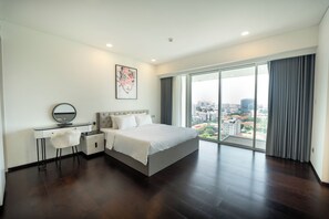 Luxury Apartment | Hypo-allergenic bedding, free minibar, desk, soundproofing