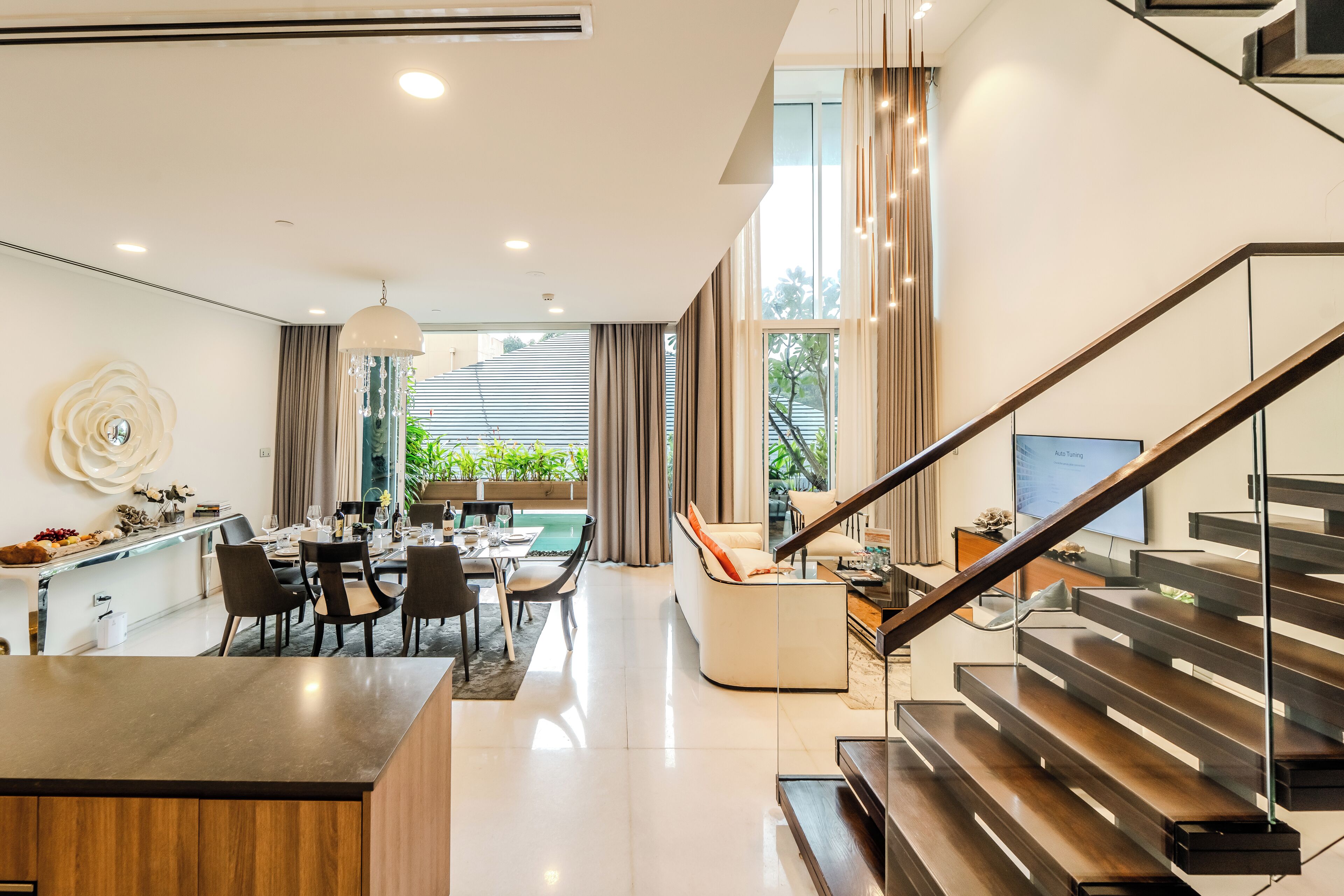 Deluxe Apartment | Living area | 42-inch flat-screen TV with cable channels