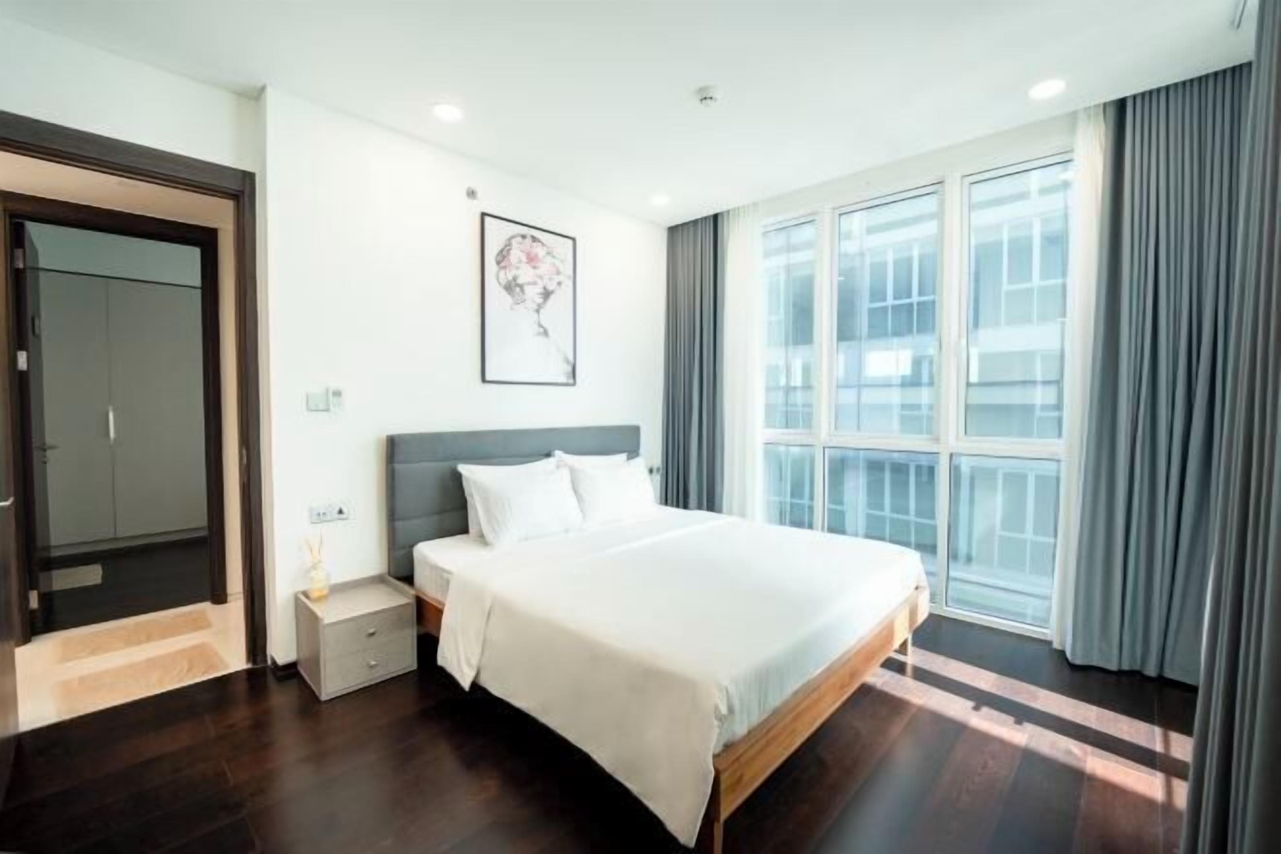 Seprai antialergi, minibar gratis, meja kerja, dan kedap suara