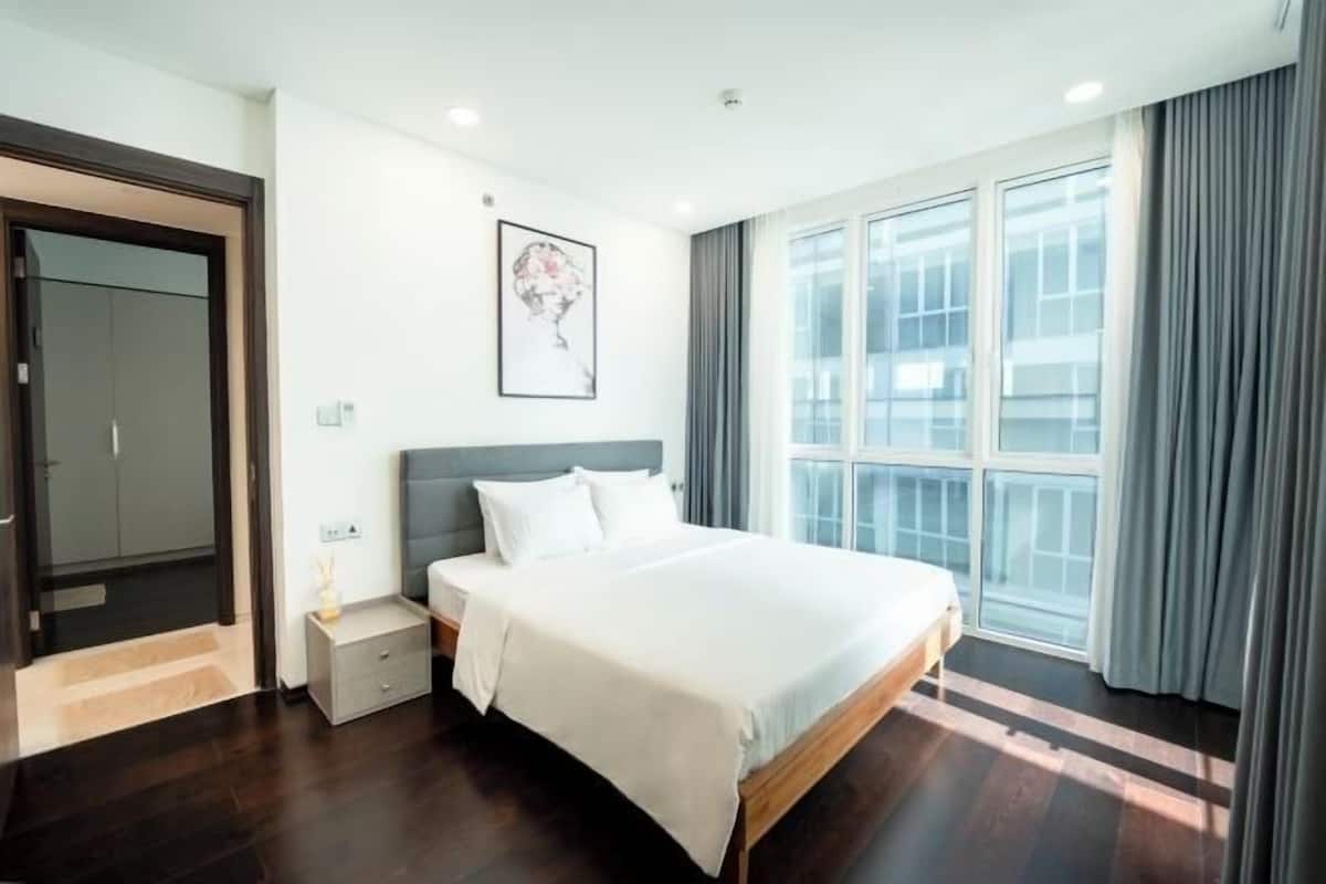 Hypo-allergenic bedding, free minibar, desk, soundproofing