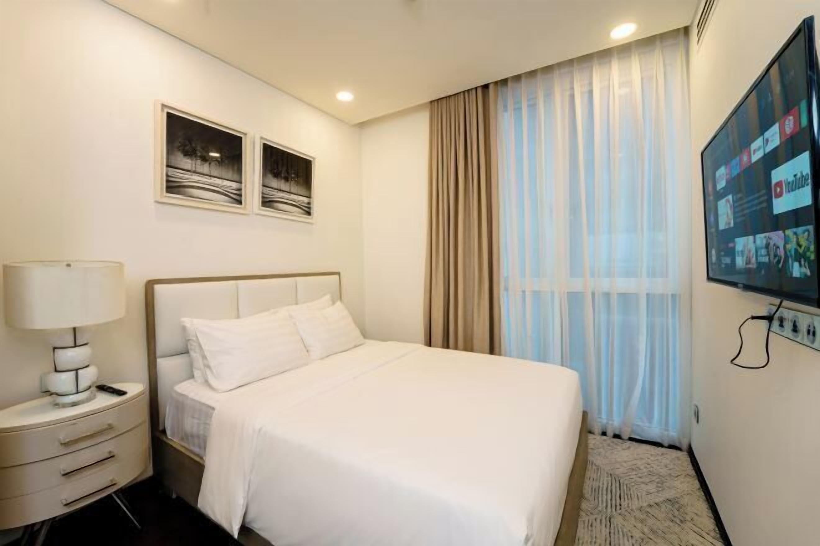 Seprai antialergi, minibar gratis, meja kerja, dan kedap suara