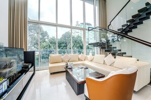 디자인 아파트 | 거실 공간 | 케이블 채널 시청이 가능한 42인치 평면 TV