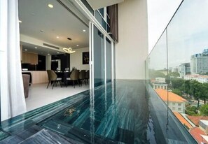 Hypo-allergenic bedding, free minibar, desk, soundproofing